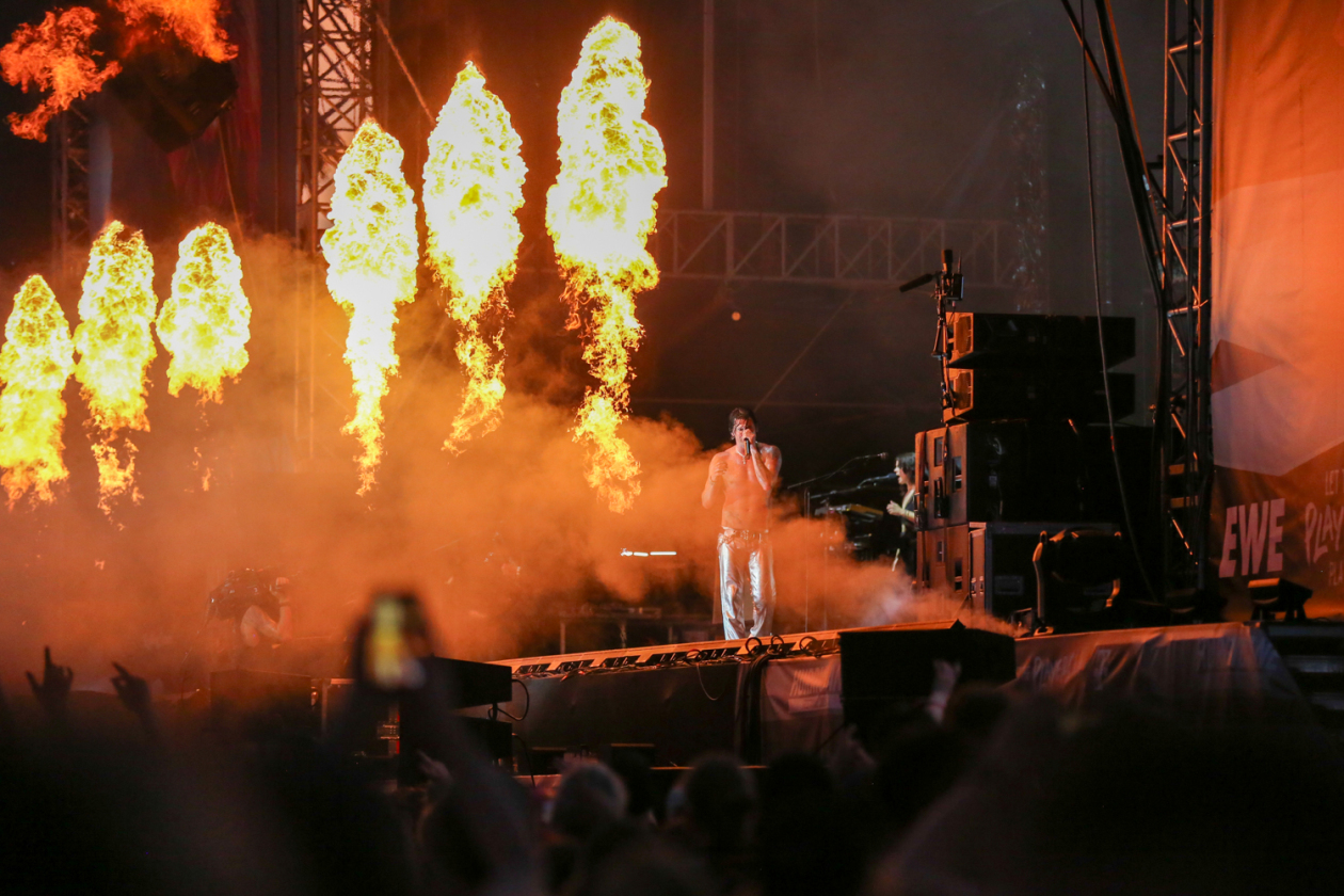 Sommer über dem Eichenring: Twenty One Pilots, Kraftklub, Billy Talent The Offspring, Donots, Yungblud, Nothing But Thieves u.v.a. feiern mit fast 80.000 Fans. – Yungblud.