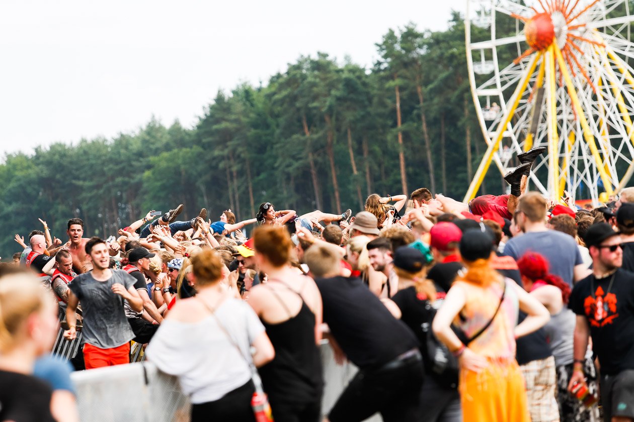 Alle Fotos zum Open-Air in Scheeßel. – Crowd-Surfen mit Riesenrad.