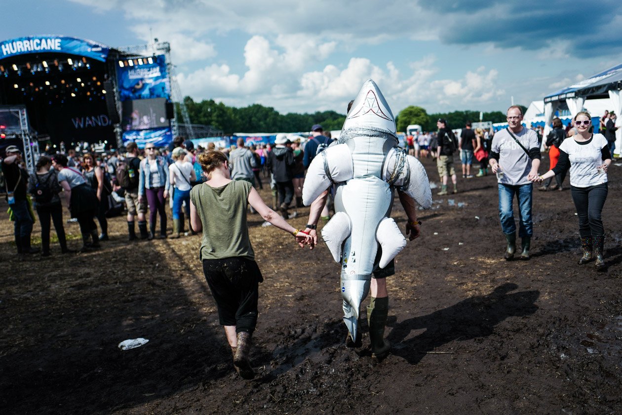 Alle Fotos zum Open-Air in Scheeßel. – Er traut dem Wetter noch nicht ...