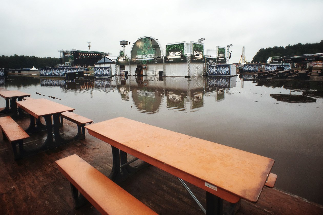 Alle Fotos zum Open-Air in Scheeßel. – Die Wassermassen waren einfach nicht mehr zu bewältigen.