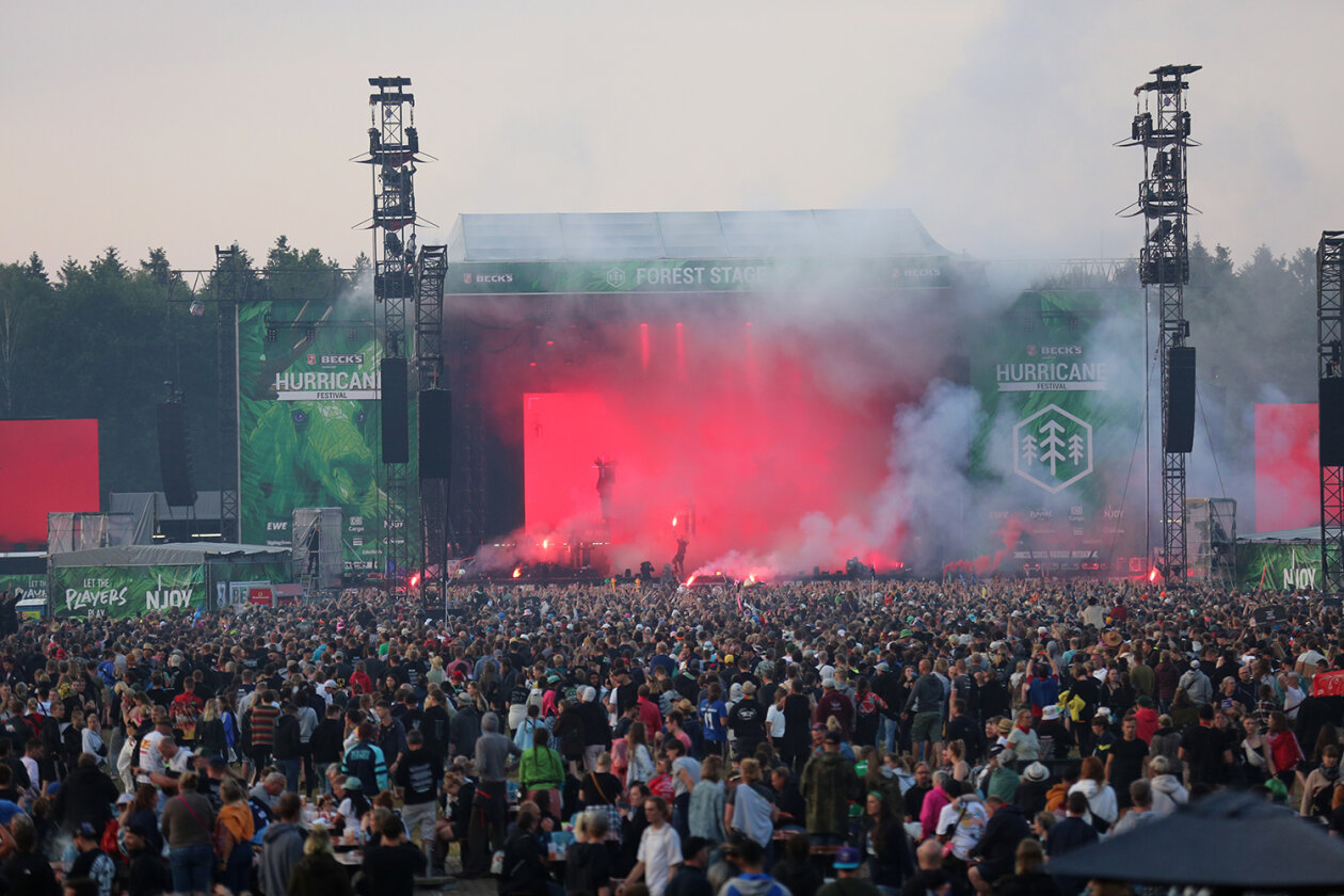 Willkommene Auszeit: 78.000 Fans feiern auf dem Eichenring. – Bengalos!