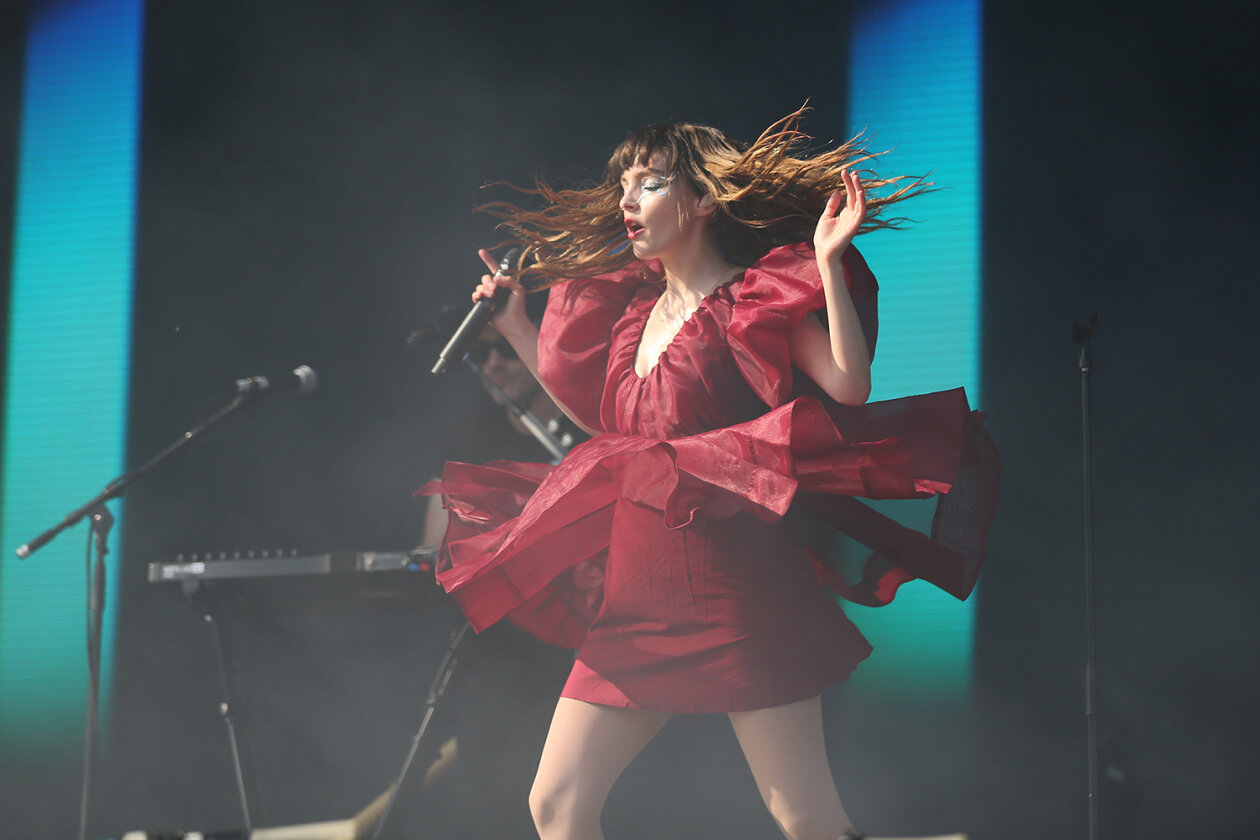 Willkommene Auszeit: 78.000 Fans feiern auf dem Eichenring. – Chvrches.