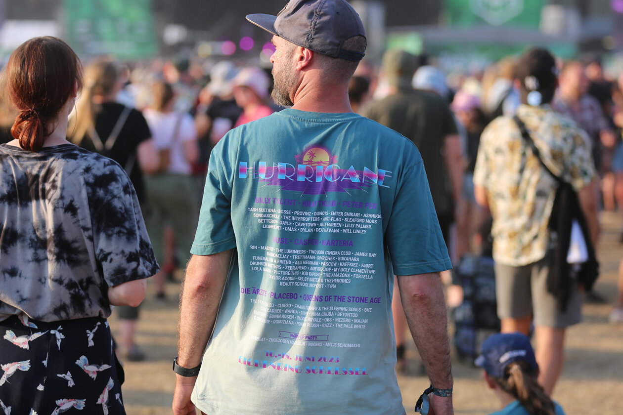 Willkommene Auszeit: 78.000 Fans feiern auf dem Eichenring. – Line-up.