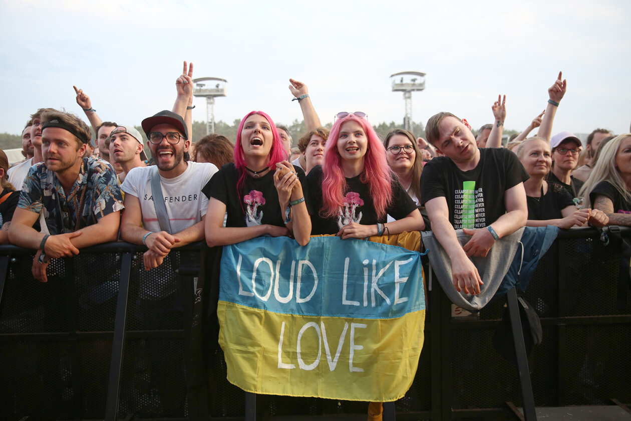 Willkommene Auszeit: 78.000 Fans feiern auf dem Eichenring. – Love.