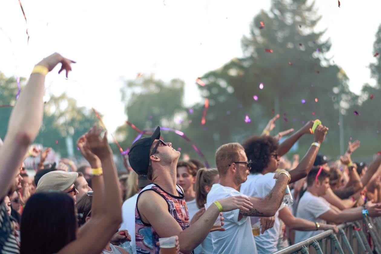 Claptone, Stephan Bodzin, Markus Kavka u.a. bei bestem Open Air-Wetter am schwäbischen Meer. – Stadionrave.