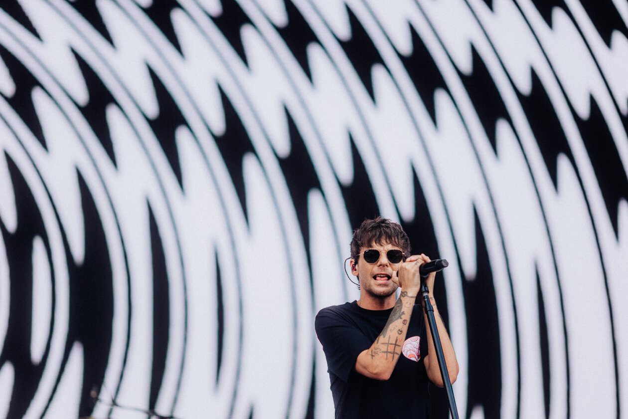 Der Sommer gibt dem feierwütigen Publikum noch mal alles. – Louis Tomlinson.