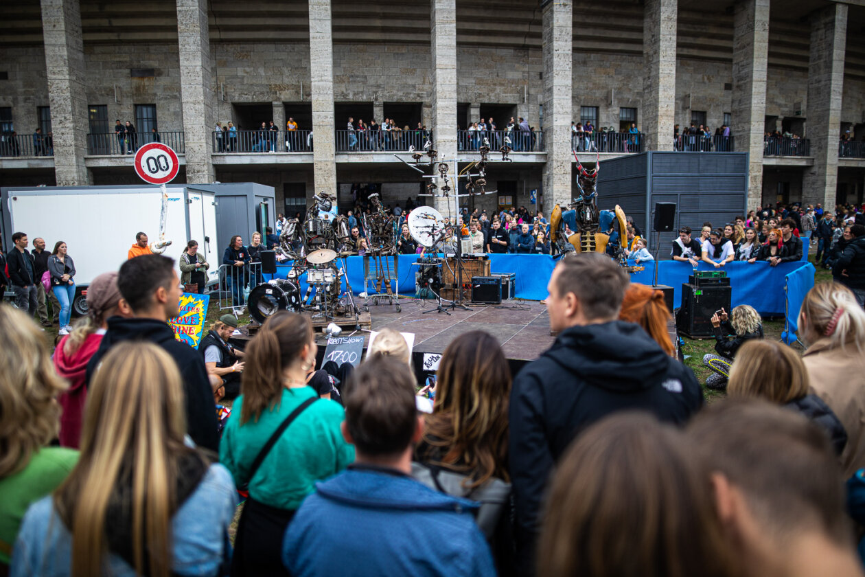 Und oben spielt die Schrottband.
