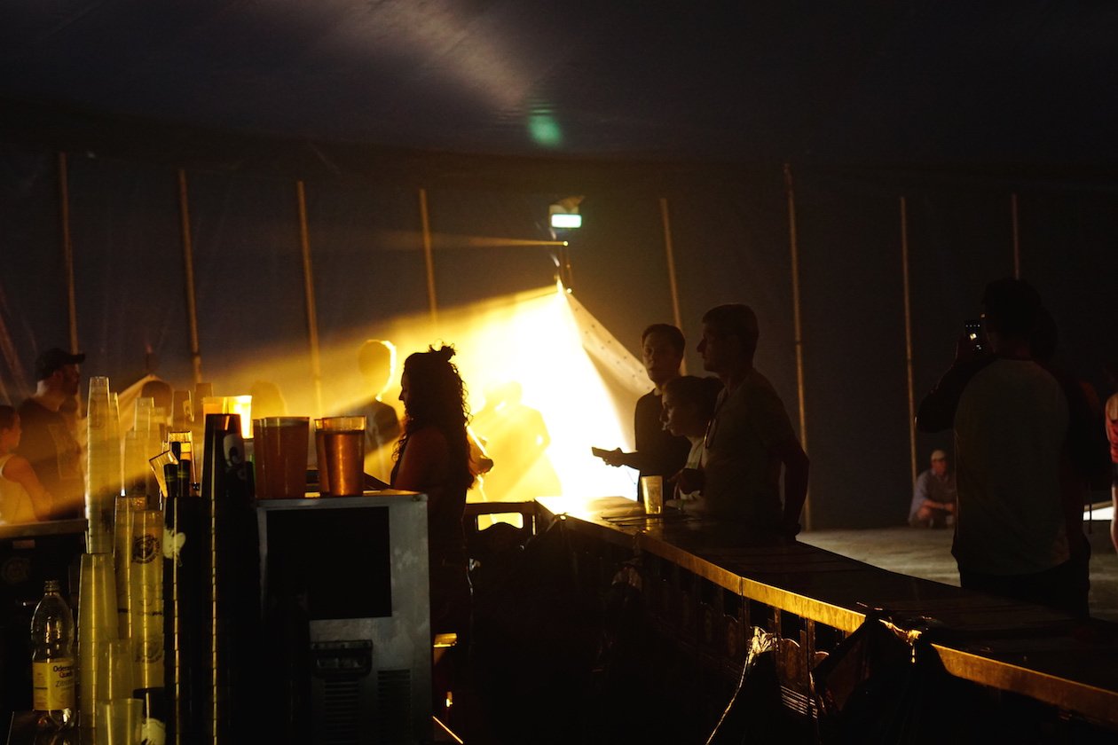 Alle Fotos zum kleinen aber feinen Festivalhighlight im Südenwesten. – Abendsonne. 