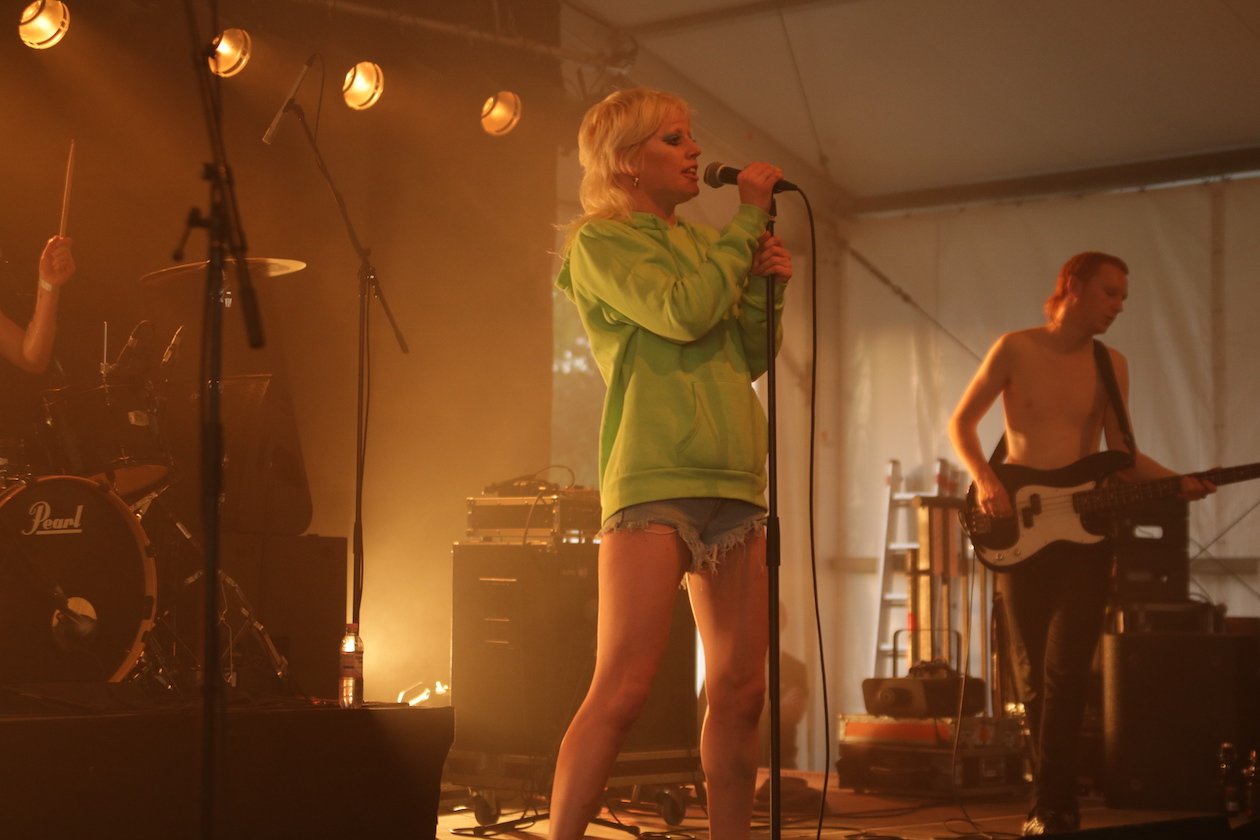 Zum vorerst letzten Mal öffnete das sympathische Festival im Südwesten Deutschlands seine Tore: Bilder zur 9. Auflage. – Amyl und ein Schnüffler.