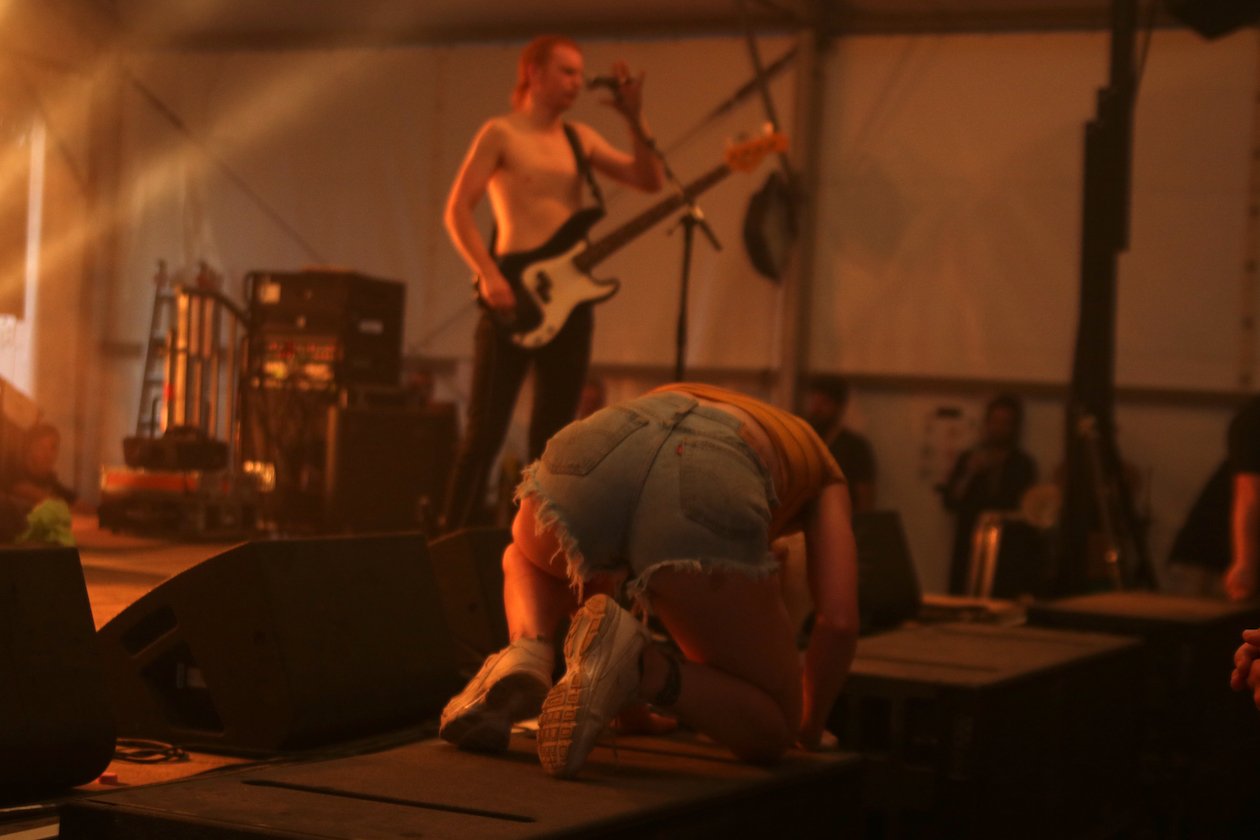 Zum vorerst letzten Mal öffnete das sympathische Festival im Südwesten Deutschlands seine Tore: Bilder zur 9. Auflage. – Wer einmal am Boden lag ... Amyl.