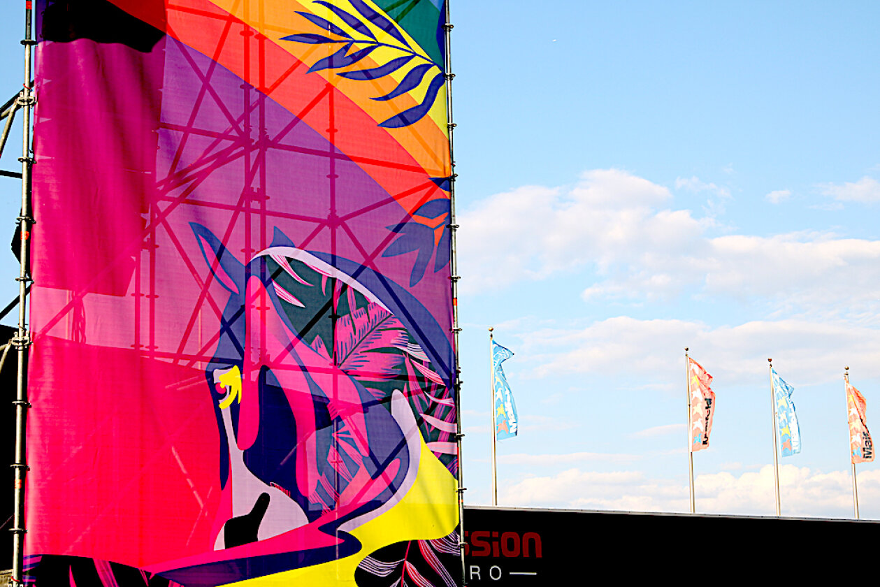 Der Festival-Restart in Mannheim 2021. – Himmelblau und bunt: Das Maifeld Derby.