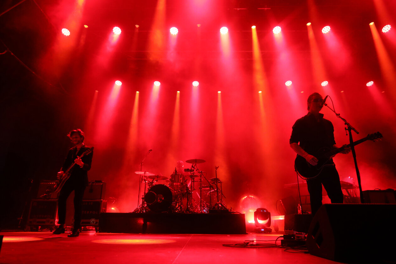 Phoenix, Interpol, Warpaint, M83, Baxter Dury, Bat For Lashes, Death Grips u.v.a. im heißen Mannheim – Interpol schwarz-rot.