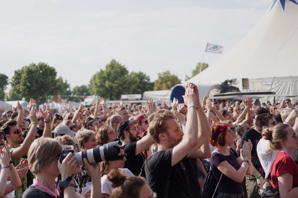 Gut 15.000 Besucher kamen zur achten Festivalauflage auf das Mannheimer Maimarktgelände. – Fans vor der Fackelbühne. 