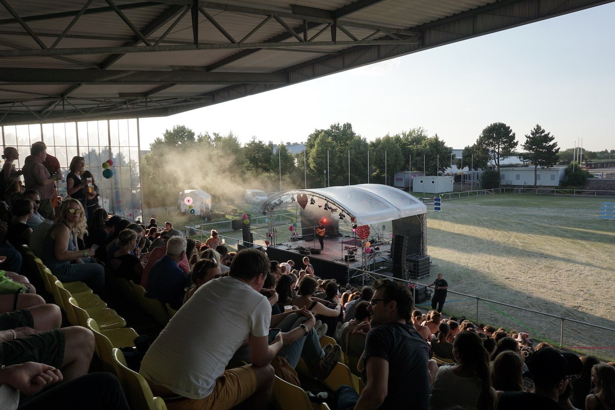 Gut 15.000 Besucher kamen zur achten Festivalauflage auf das Mannheimer Maimarktgelände. – Parcours d'Amours: die Bühne zum Entdecken. 