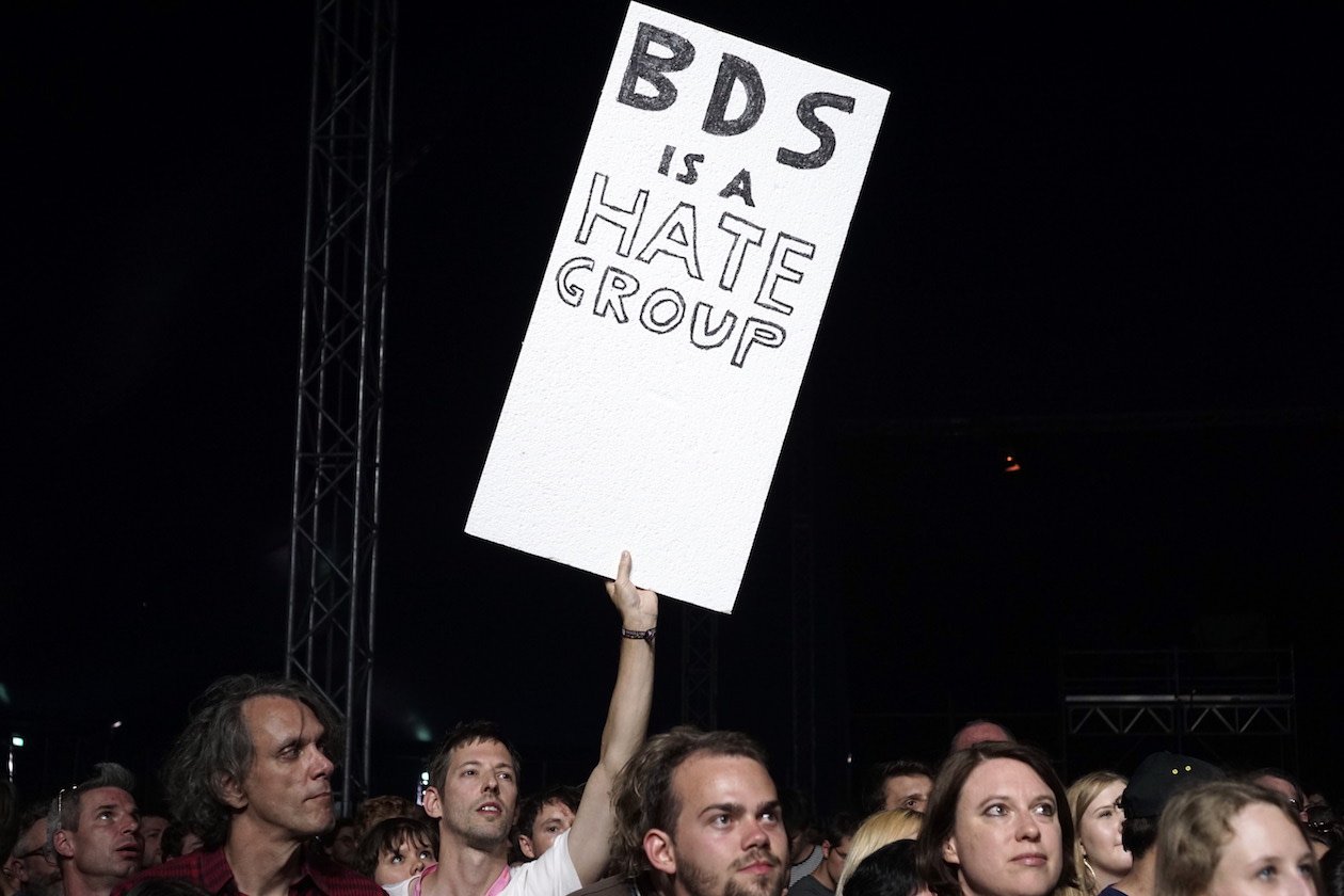 Gut 15.000 Besucher kamen zur achten Festivalauflage auf das Mannheimer Maimarktgelände. – Protest gegen die Young Fathers. 