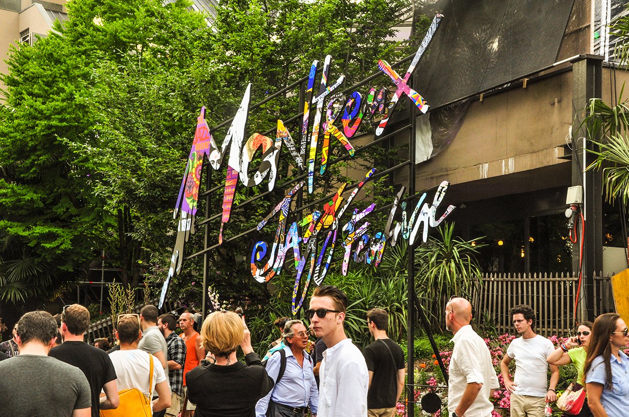 Fotos von Mogwai, Sigur Rós und viele Impressionen vom Montreux Jazz Festival 2016. – Das Logo zum 50. Jubiläum setzt sich aus Motiven der vergangenen Jahre zusammen.