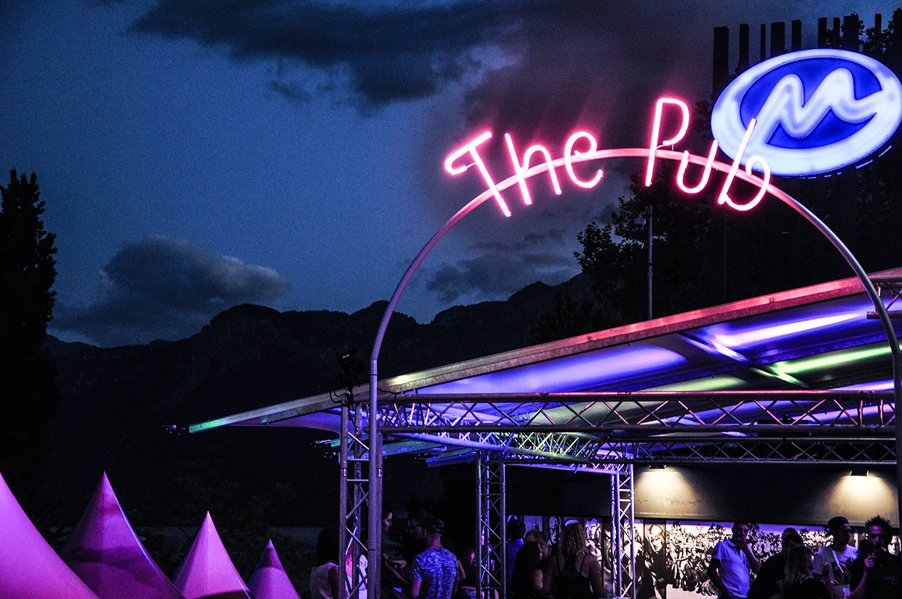 Fotos von Mogwai, Sigur Rós und viele Impressionen vom Montreux Jazz Festival 2016. – Neonlicht weist den Weg...