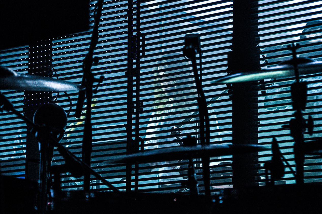 Fotos von Mogwai, Sigur Rós und viele Impressionen vom Montreux Jazz Festival 2016. – ...und verstecken sich dazu zunächst noch hinter einer LED-Leinwand.