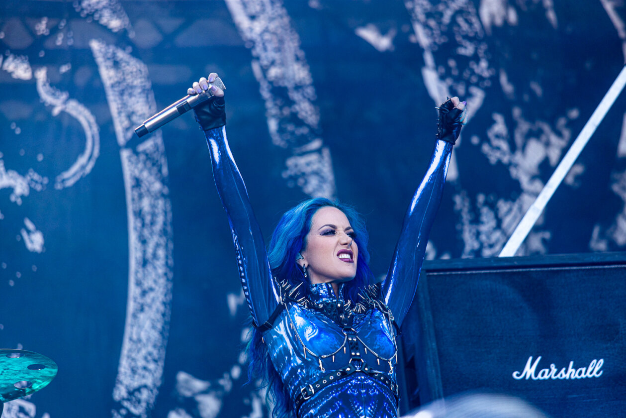 Blendende Aussichten: Foo Fighters, Die Toten Hosen, Kings Of Leon, Meshuggah, Apache 207, Architects u.v.a. rocken - und das Wetter spielt mit. – Arch Enemy.