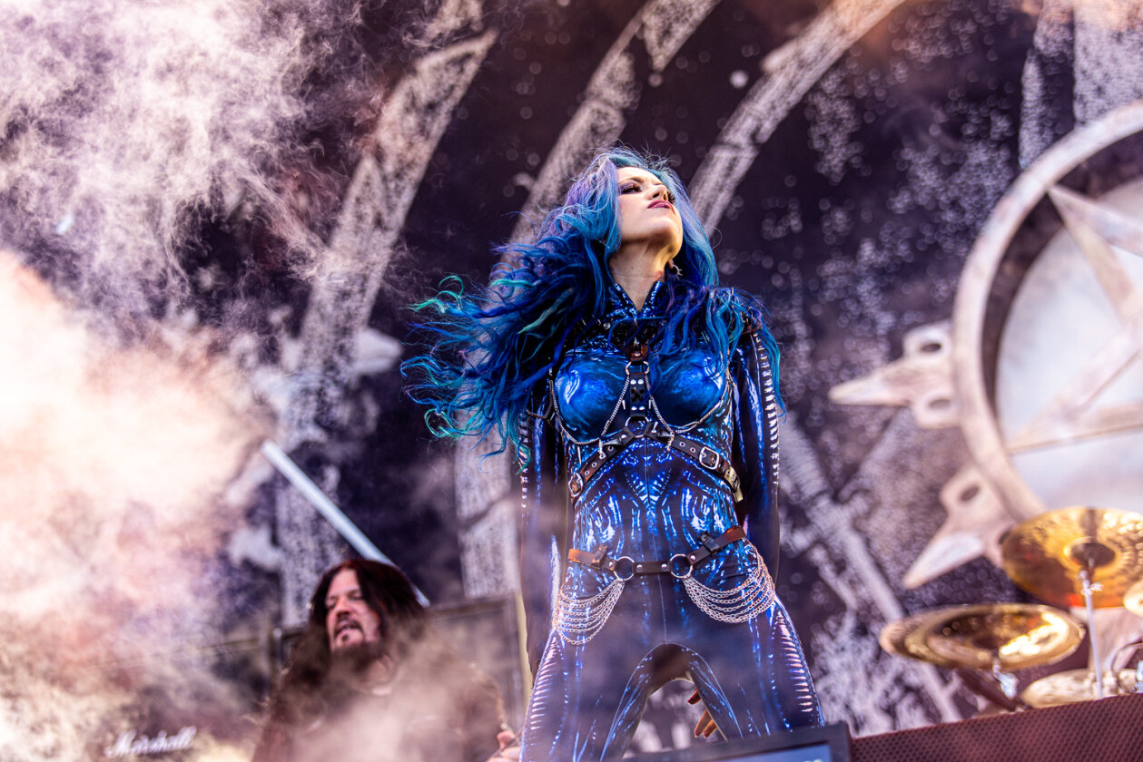 Blendende Aussichten: Foo Fighters, Die Toten Hosen, Kings Of Leon, Meshuggah, Apache 207, Architects u.v.a. rocken - und das Wetter spielt mit. – Arch Enemy.