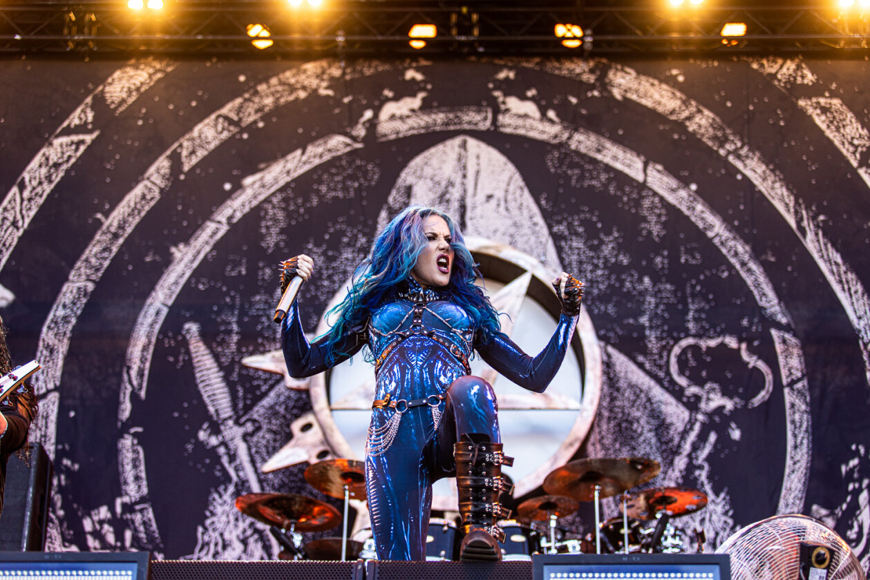 Blendende Aussichten: Foo Fighters, Die Toten Hosen, Kings Of Leon, Meshuggah, Apache 207, Architects u.v.a. rocken - und das Wetter spielt mit. – Arch Enemy.