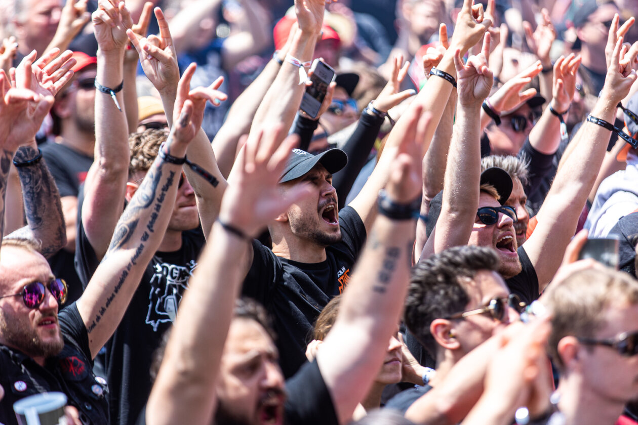 Blendende Aussichten: Foo Fighters, Die Toten Hosen, Kings Of Leon, Meshuggah, Apache 207, Architects u.v.a. rocken - und das Wetter spielt mit. – Bei bestem Wetter gibt es gut Stimmung zum Start.