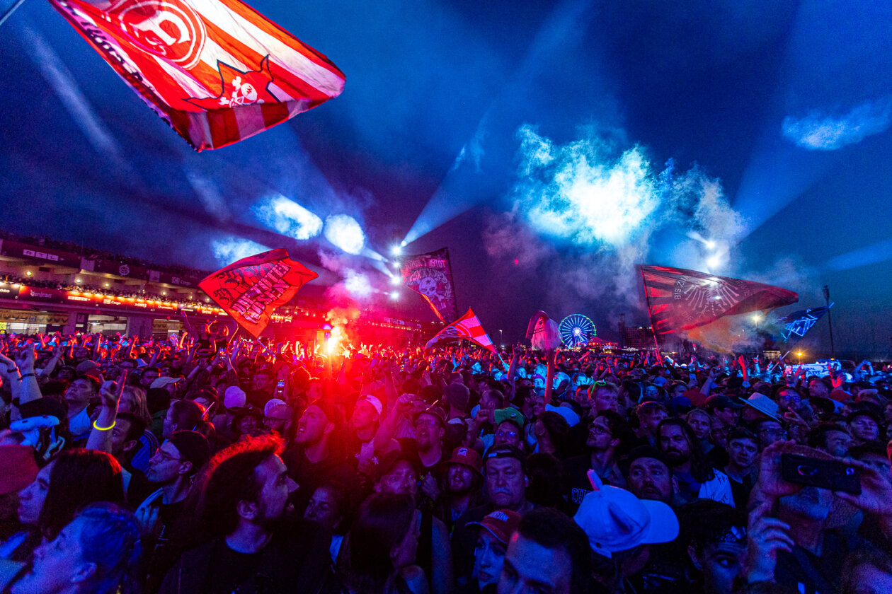 Blendende Aussichten: Foo Fighters, Die Toten Hosen, Kings Of Leon, Meshuggah, Apache 207, Architects u.v.a. rocken - und das Wetter spielt mit. – Bengalos und Fahnen.