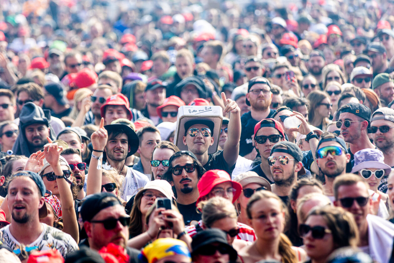 Blendende Aussichten: Foo Fighters, Die Toten Hosen, Kings Of Leon, Meshuggah, Apache 207, Architects u.v.a. rocken - und das Wetter spielt mit. – Bierhut?!