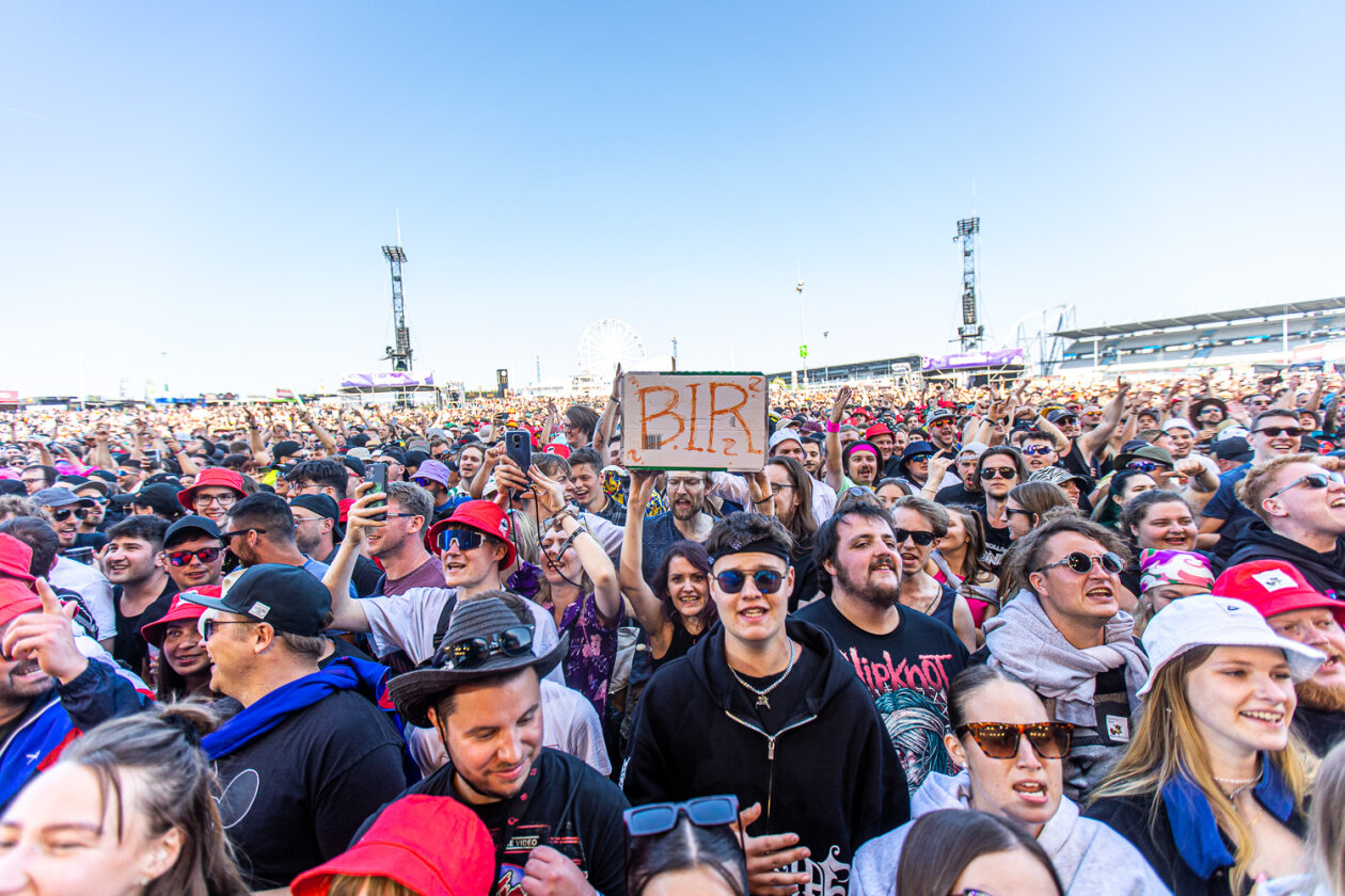 Blendende Aussichten: Foo Fighters, Die Toten Hosen, Kings Of Leon, Meshuggah, Apache 207, Architects u.v.a. rocken - und das Wetter spielt mit. – B.I.R. wird serviert bei ...