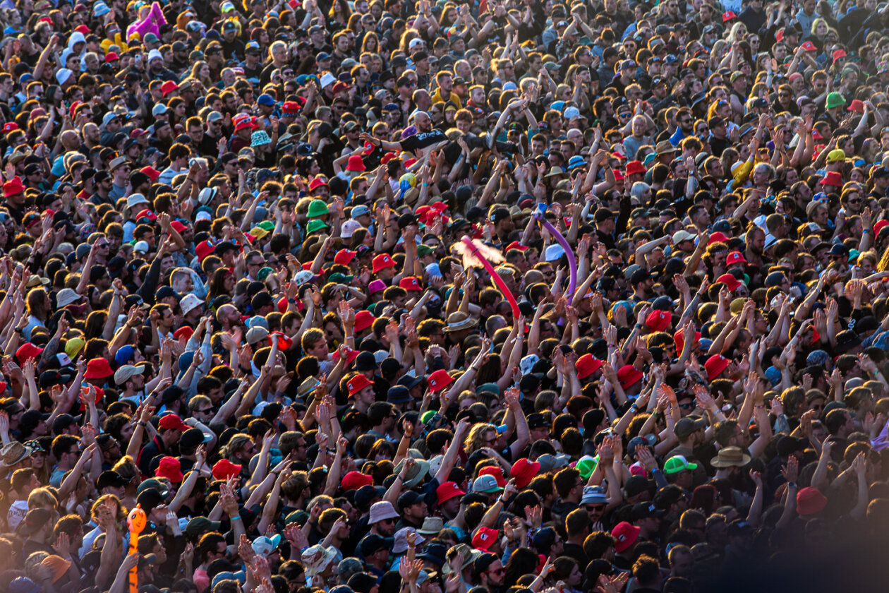 Blendende Aussichten: Foo Fighters, Die Toten Hosen, Kings Of Leon, Meshuggah, Apache 207, Architects u.v.a. rocken - und das Wetter spielt mit. – Die Crowd vor der Hauptbühne.