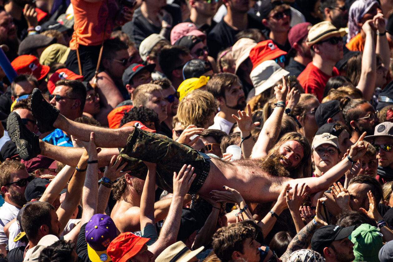 Blendende Aussichten: Foo Fighters, Die Toten Hosen, Kings Of Leon, Meshuggah, Apache 207, Architects u.v.a. rocken - und das Wetter spielt mit. – Ein Crowdsurfer auf dem Weg nach vorne.