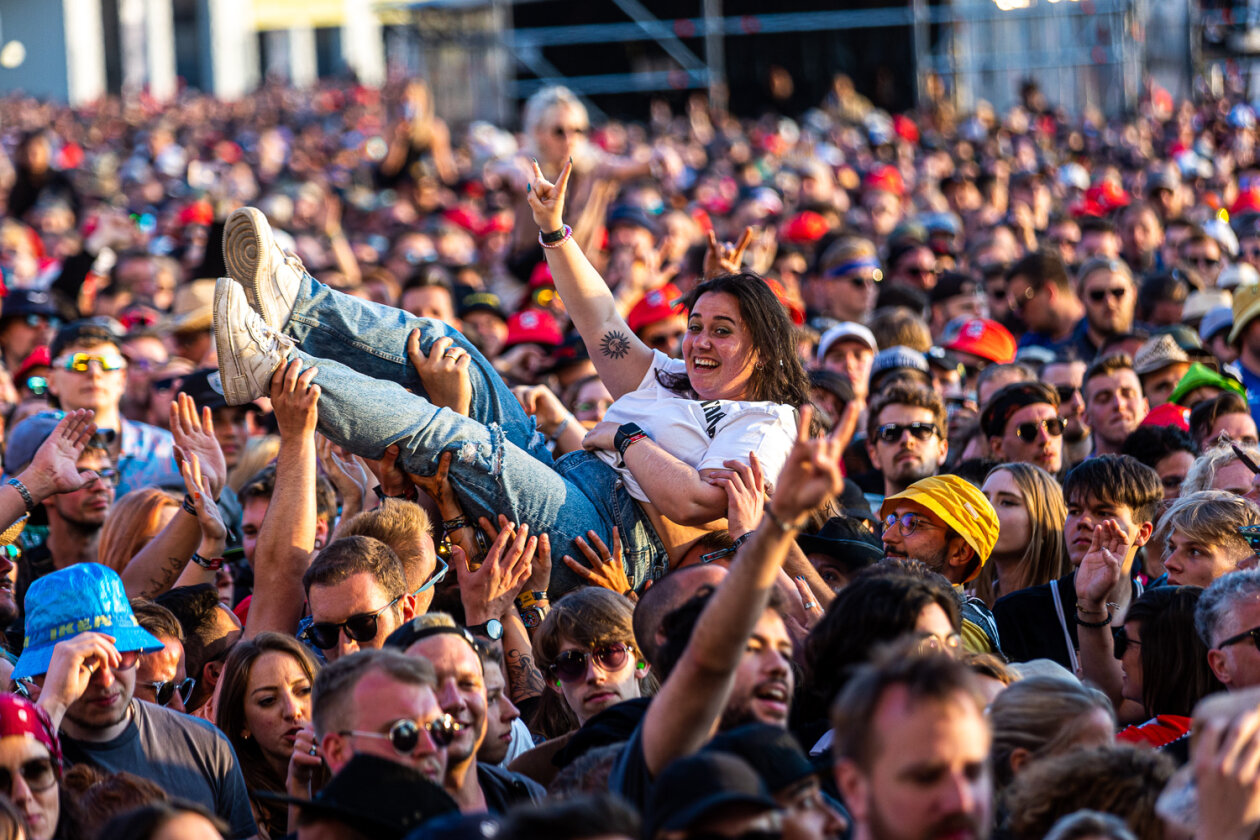 Blendende Aussichten: Foo Fighters, Die Toten Hosen, Kings Of Leon, Meshuggah, Apache 207, Architects u.v.a. rocken - und das Wetter spielt mit. – Crowdsurfing.