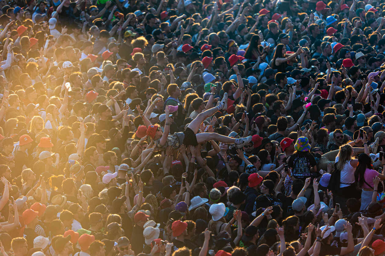 Blendende Aussichten: Foo Fighters, Die Toten Hosen, Kings Of Leon, Meshuggah, Apache 207, Architects u.v.a. rocken - und das Wetter spielt mit. – Crowdsurfing.