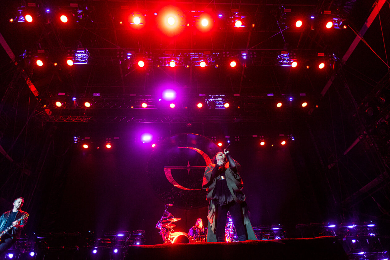 Blendende Aussichten: Foo Fighters, Die Toten Hosen, Kings Of Leon, Meshuggah, Apache 207, Architects u.v.a. rocken - und das Wetter spielt mit. – Evanescence.