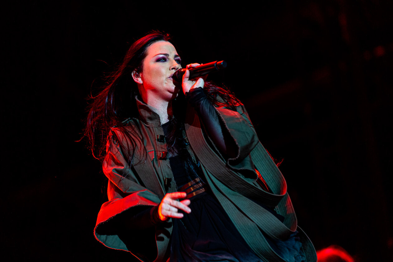 Blendende Aussichten: Foo Fighters, Die Toten Hosen, Kings Of Leon, Meshuggah, Apache 207, Architects u.v.a. rocken - und das Wetter spielt mit. – Evanescence.
