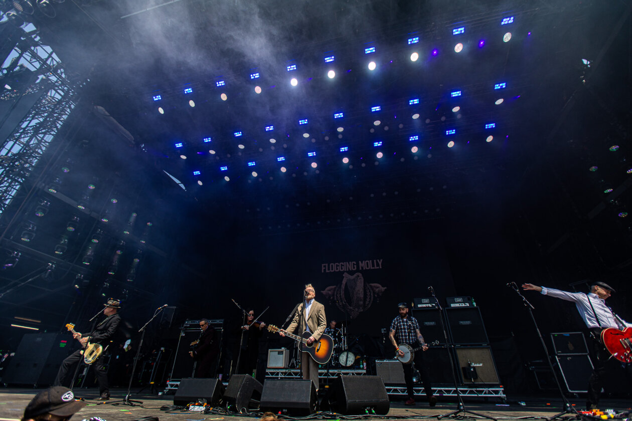 Blendende Aussichten: Foo Fighters, Die Toten Hosen, Kings Of Leon, Meshuggah, Apache 207, Architects u.v.a. rocken - und das Wetter spielt mit. – Flogging Molly.