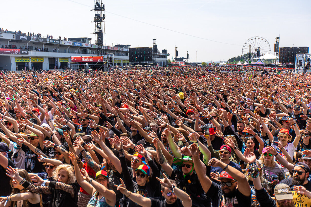 Blendende Aussichten: Foo Fighters, Die Toten Hosen, Kings Of Leon, Meshuggah, Apache 207, Architects u.v.a. rocken - und das Wetter spielt mit. – Gefällt euch. Gefällt uns!