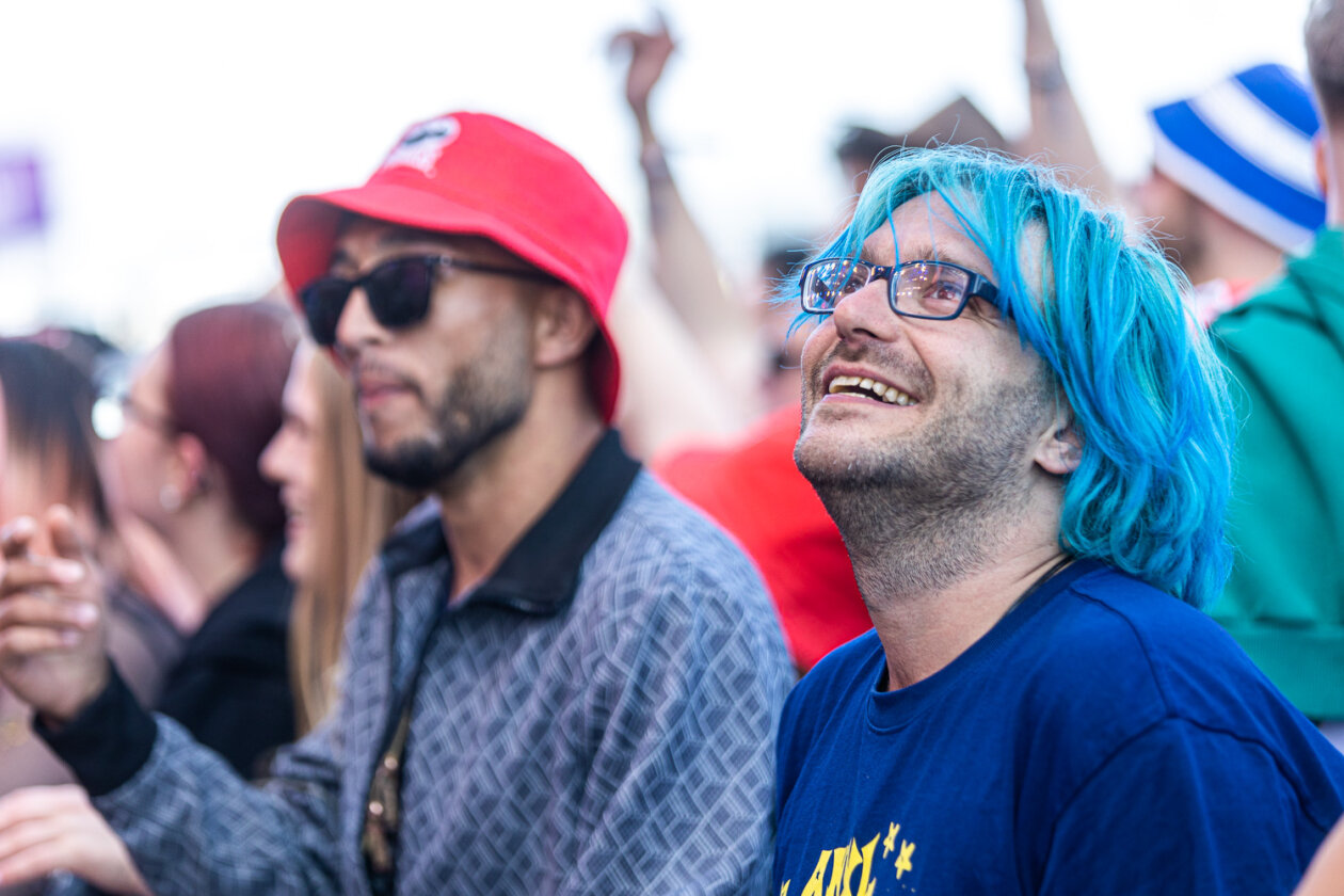 Blendende Aussichten: Foo Fighters, Die Toten Hosen, Kings Of Leon, Meshuggah, Apache 207, Architects u.v.a. rocken - und das Wetter spielt mit. – Glückliche Gesichter.