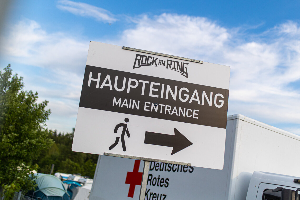 Blendende Aussichten: Foo Fighters, Die Toten Hosen, Kings Of Leon, Meshuggah, Apache 207, Architects u.v.a. rocken - und das Wetter spielt mit. – Von hier gehts dann direkt in Richtung Bühnen.
