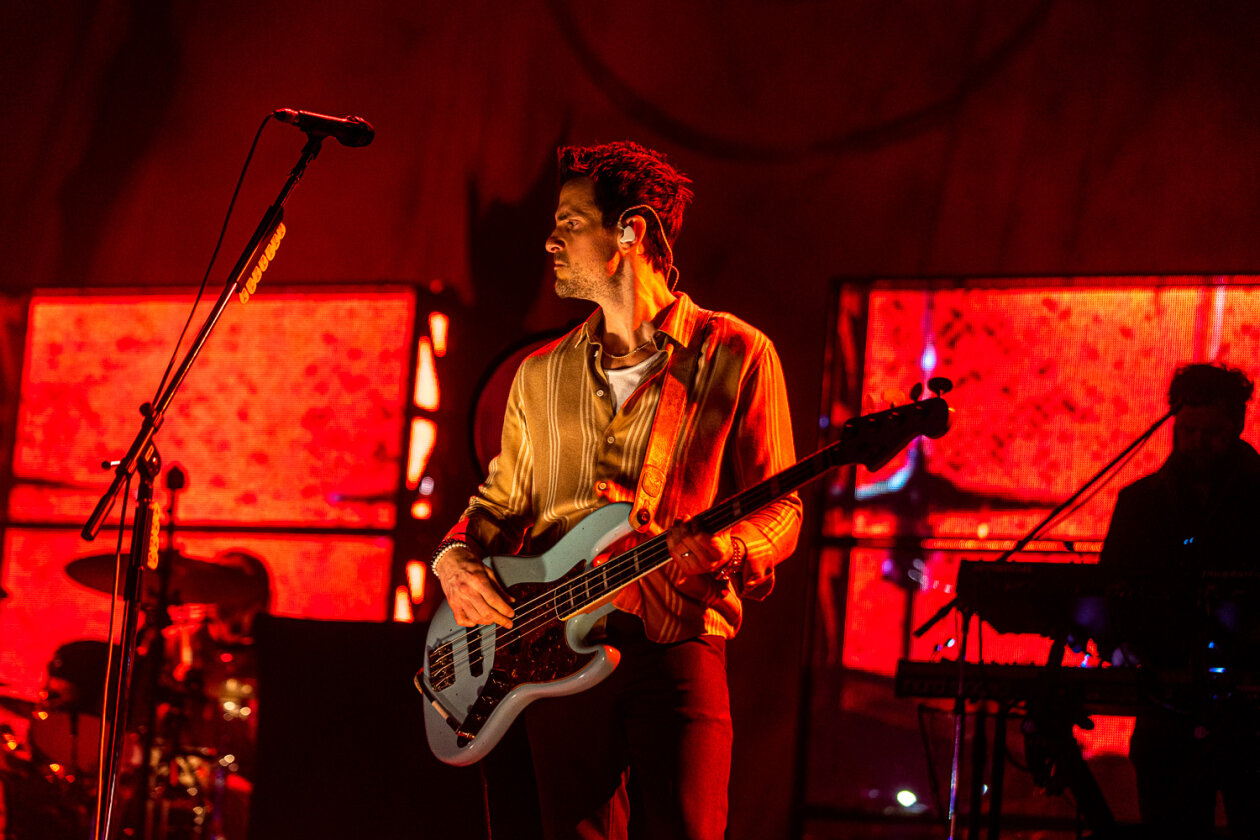 Blendende Aussichten: Foo Fighters, Die Toten Hosen, Kings Of Leon, Meshuggah, Apache 207, Architects u.v.a. rocken - und das Wetter spielt mit. – Kings Of Leon.