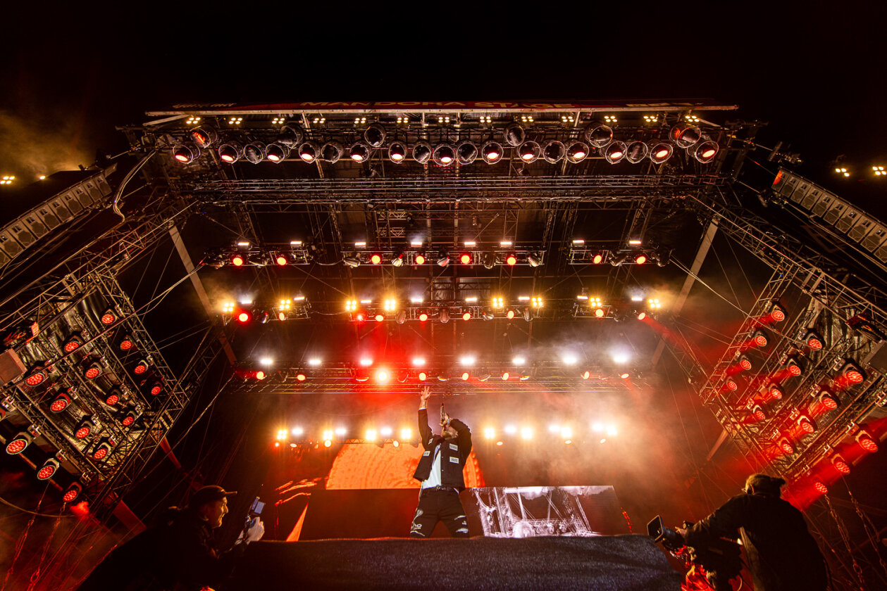 Blendende Aussichten: Foo Fighters, Die Toten Hosen, Kings Of Leon, Meshuggah, Apache 207, Architects u.v.a. rocken - und das Wetter spielt mit. – Kontra K.