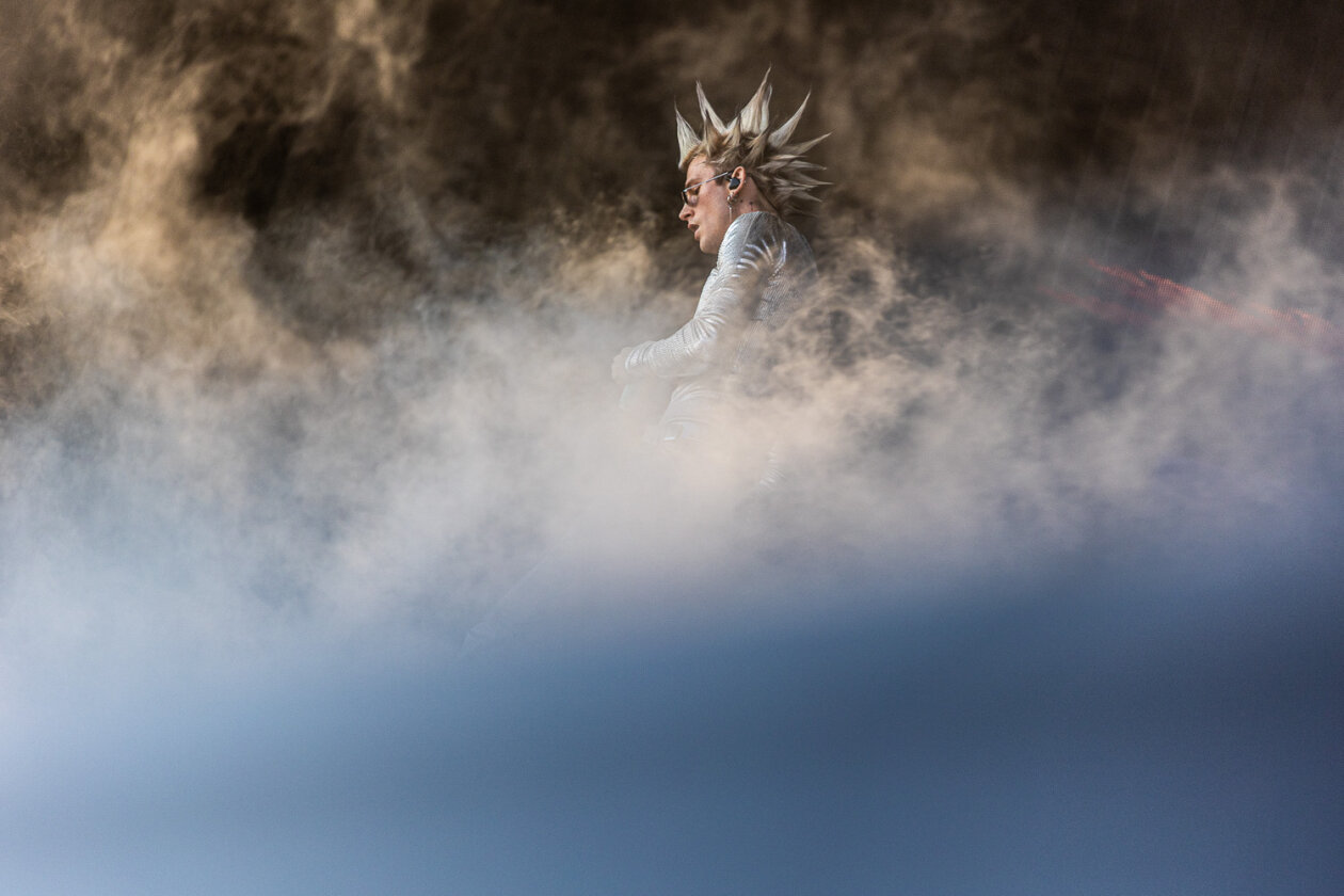 Blendende Aussichten: Foo Fighters, Die Toten Hosen, Kings Of Leon, Meshuggah, Apache 207, Architects u.v.a. rocken - und das Wetter spielt mit. – Machine Gun Kelly.