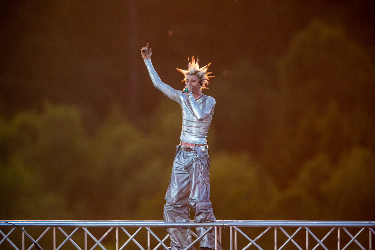 Blendende Aussichten: Foo Fighters, Die Toten Hosen, Kings Of Leon, Meshuggah, Apache 207, Architects u.v.a. rocken - und das Wetter spielt mit. – Machine Gun Kelly.