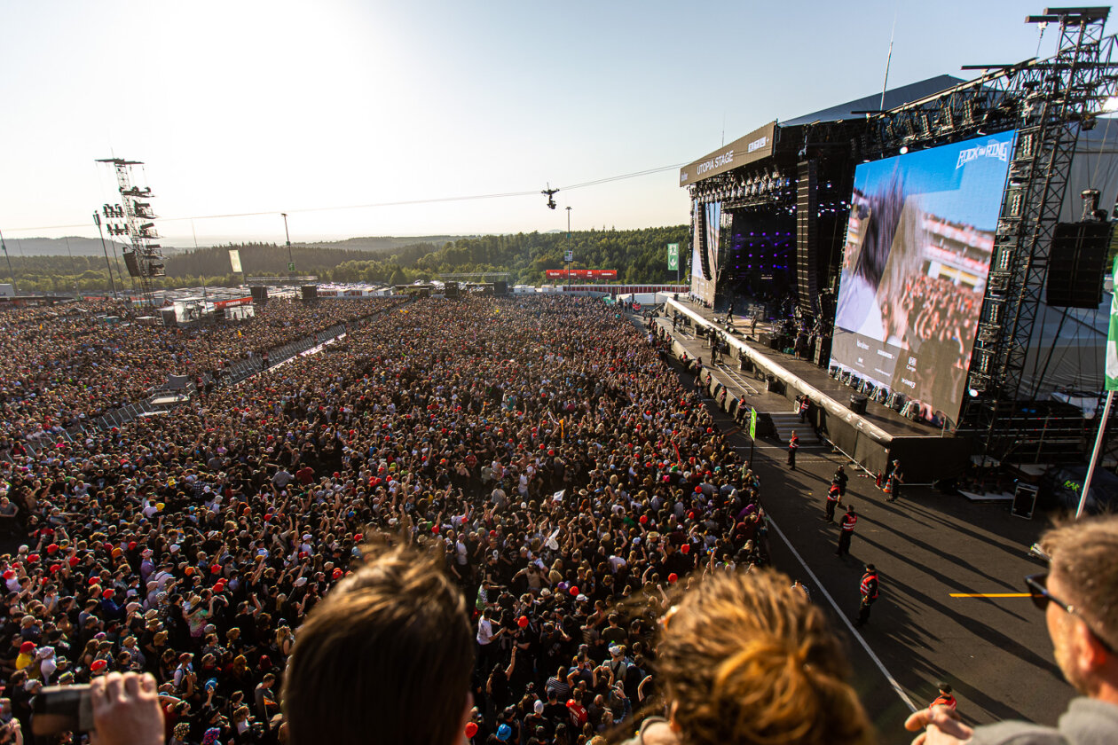 Blendende Aussichten: Foo Fighters, Die Toten Hosen, Kings Of Leon, Meshuggah, Apache 207, Architects u.v.a. rocken - und das Wetter spielt mit. – Die Menge tobt.