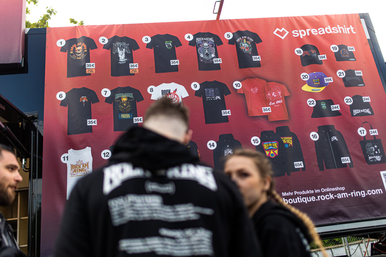 Blendende Aussichten: Foo Fighters, Die Toten Hosen, Kings Of Leon, Meshuggah, Apache 207, Architects u.v.a. rocken - und das Wetter spielt mit. – Noch bisschen Merch gefällig?