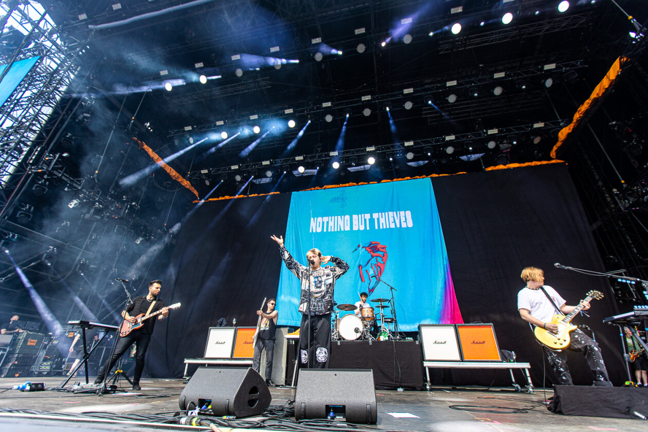 Blendende Aussichten: Foo Fighters, Die Toten Hosen, Kings Of Leon, Meshuggah, Apache 207, Architects u.v.a. rocken - und das Wetter spielt mit. – Nothing But Thieves.
