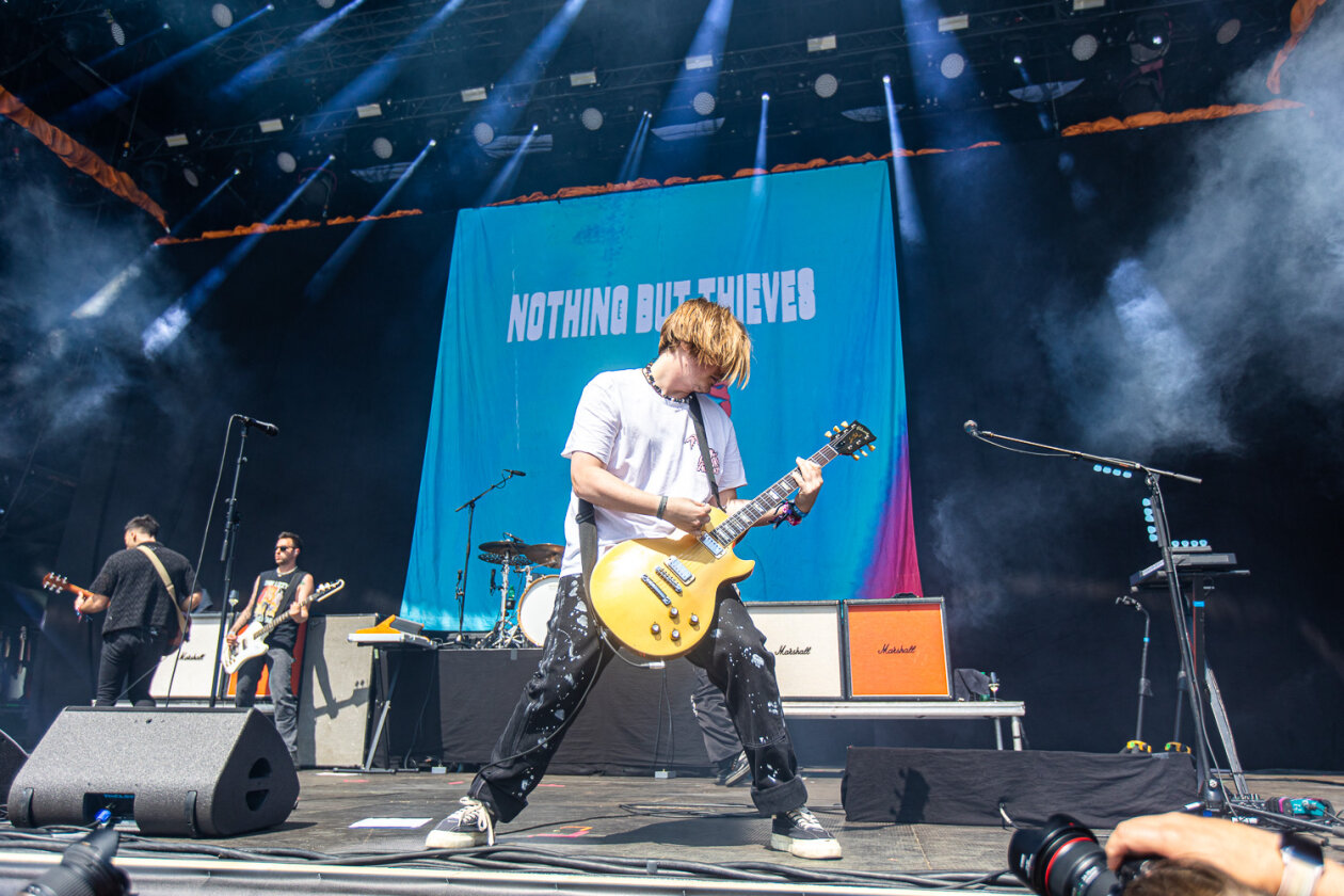 Blendende Aussichten: Foo Fighters, Die Toten Hosen, Kings Of Leon, Meshuggah, Apache 207, Architects u.v.a. rocken - und das Wetter spielt mit. – Nothing But Thieves.