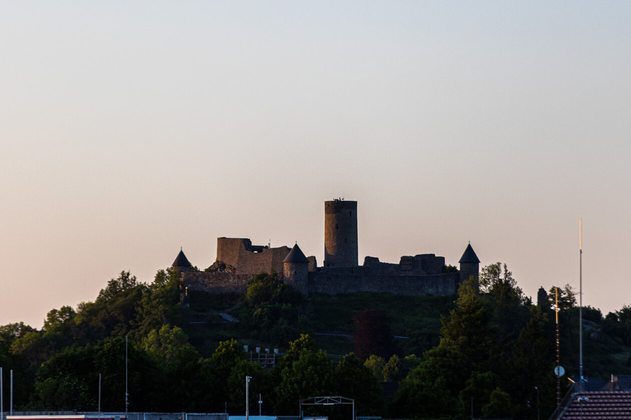 Blendende Aussichten: Foo Fighters, Die Toten Hosen, Kings Of Leon, Meshuggah, Apache 207, Architects u.v.a. rocken - und das Wetter spielt mit. – Die Nürburg in schönstem Abendlicht.