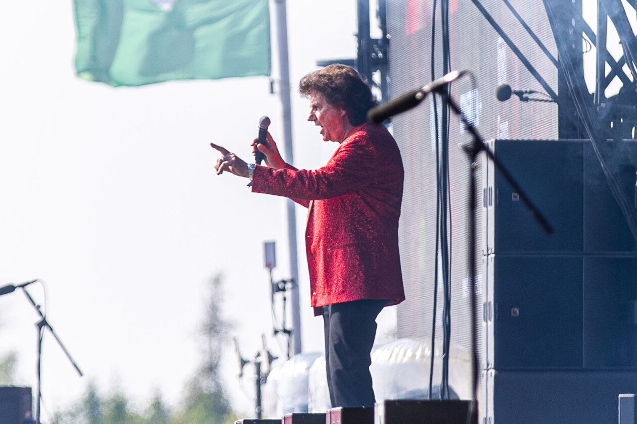 Blendende Aussichten: Foo Fighters, Die Toten Hosen, Kings Of Leon, Meshuggah, Apache 207, Architects u.v.a. rocken - und das Wetter spielt mit. – ... Olaf Der Flipper!