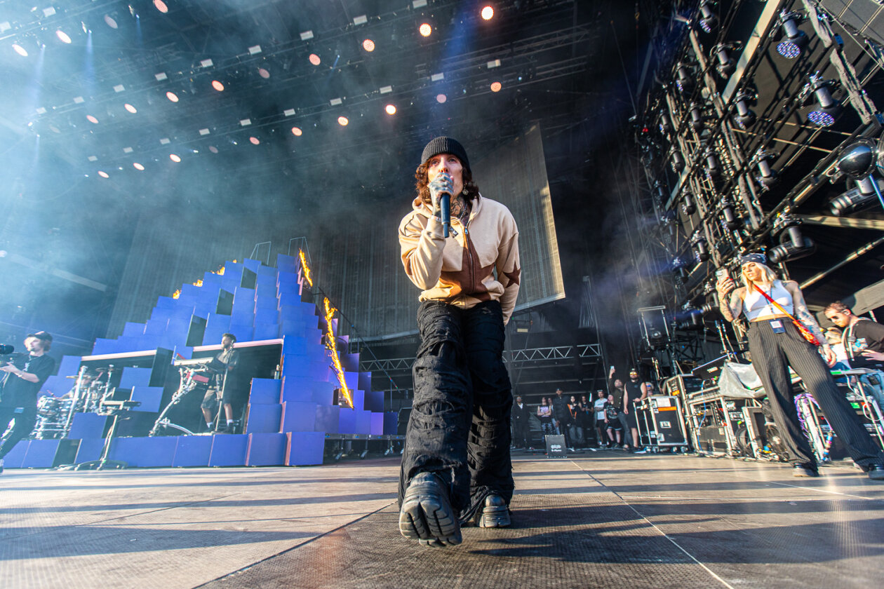 Blendende Aussichten: Foo Fighters, Die Toten Hosen, Kings Of Leon, Meshuggah, Apache 207, Architects u.v.a. rocken - und das Wetter spielt mit. – Oli Sykes auf Besuch bei Machine Gun Kelly.
